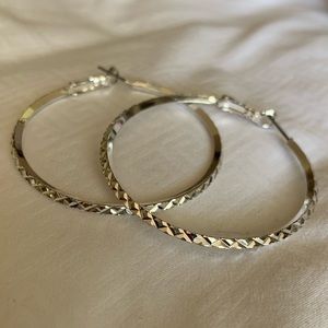 🎉Beautifully detailed silver hoop earrings!